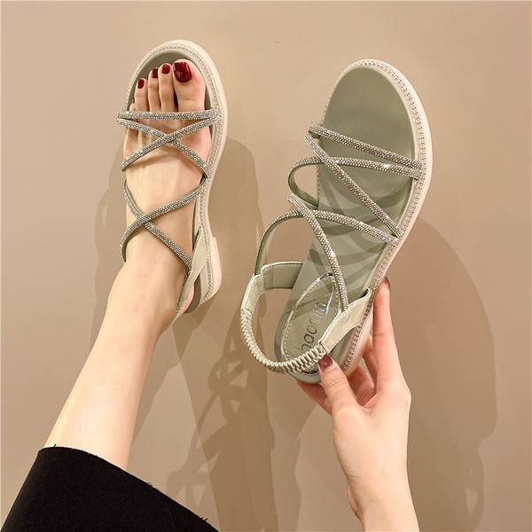 Õhukeste rihmade ja kivikestega vabaaja naiste sandaalid