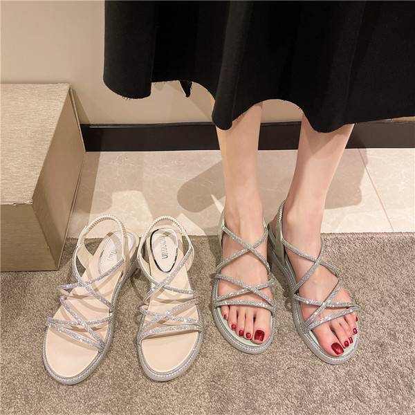 Õhukeste rihmade ja kivikestega vabaaja naiste sandaalid