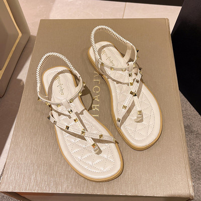 Naiste vabaaja sandaalid metallist neetidega varvaste vahel