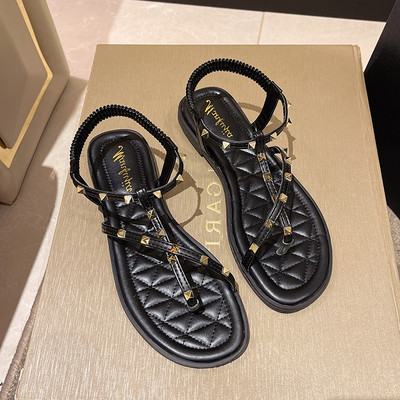 Naiste vabaaja sandaalid metallist neetidega varvaste vahel