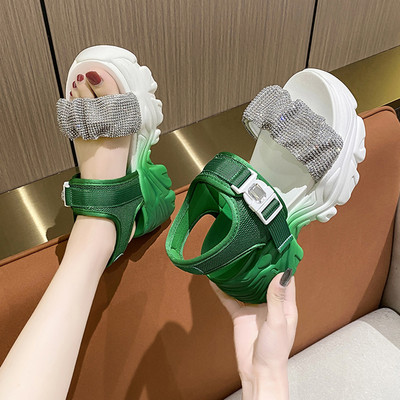 Ženske sandale s visokim grubim potplatom i tekstilnim nabranim remenčićima