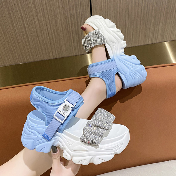 Ženske sandale s visokim grubim potplatom i tekstilnim nabranim remenčićima