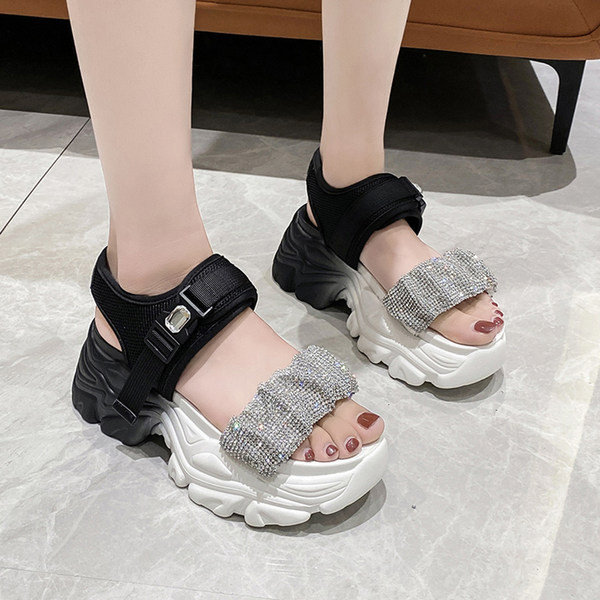 Ženske sandale s visokim grubim potplatom i tekstilnim nabranim remenčićima