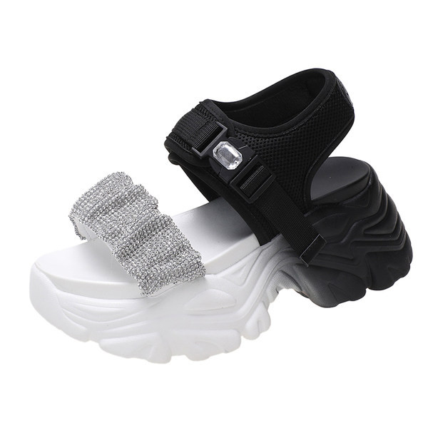 Ženske sandale s visokim grubim potplatom i tekstilnim nabranim remenčićima