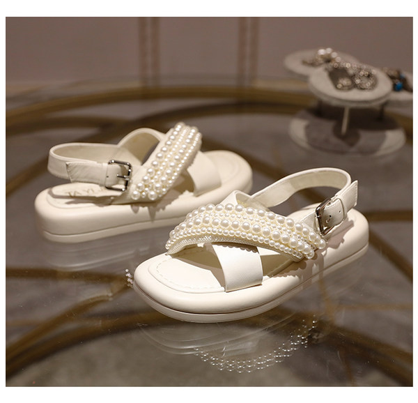 Μοντέρνα γυναικεία σανδάλια με χιαστί λουράκια και διακοσμητικές πέρλες