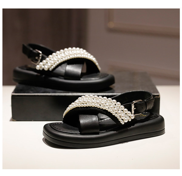 Μοντέρνα γυναικεία σανδάλια με χιαστί λουράκια και διακοσμητικές πέρλες