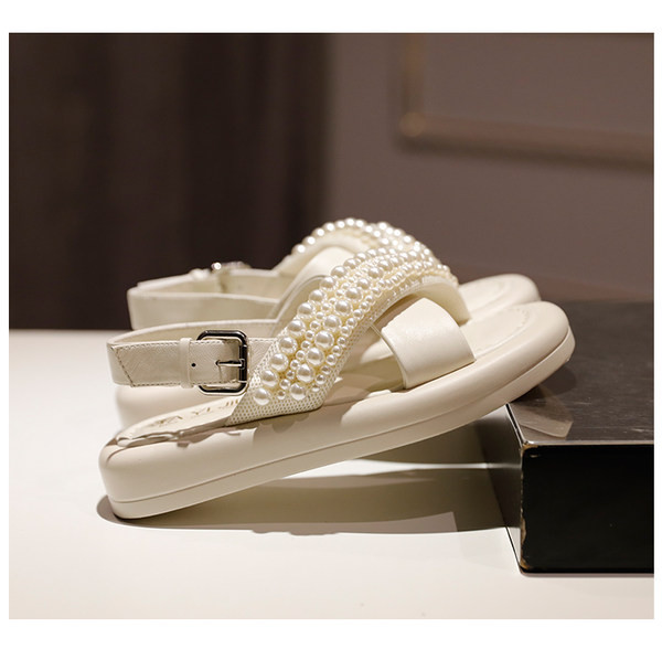 Μοντέρνα γυναικεία σανδάλια με χιαστί λουράκια και διακοσμητικές πέρλες