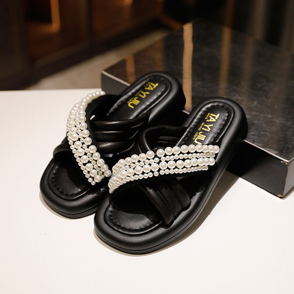 Μοντέρνα γυναικεία σανδάλια με χιαστί λουράκια και διακοσμητικές πέρλες