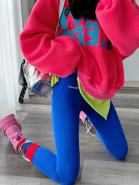 Lihtne mudel naiste retuusid kõrge vöökohaga, mis sobivad igapäevaseks kasutamiseks