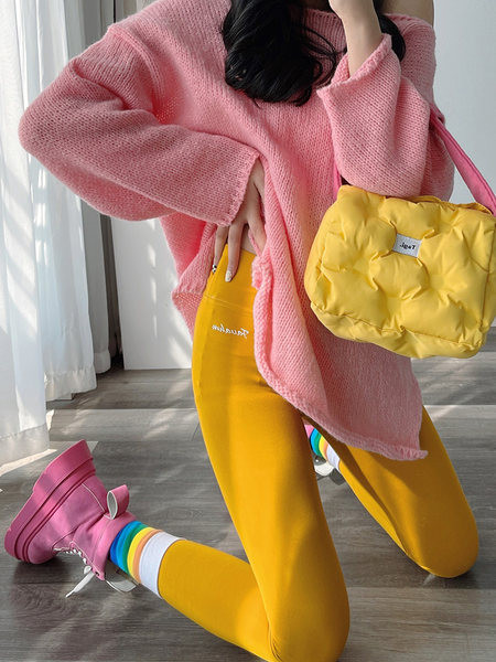 Lihtne mudel naiste retuusid kõrge vöökohaga, mis sobivad igapäevaseks kasutamiseks