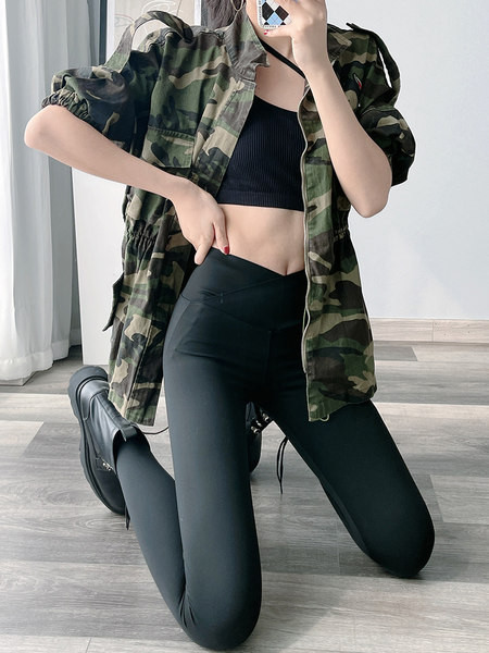 Naiste sportlikud säärised asümmeetrilise vöökohaga