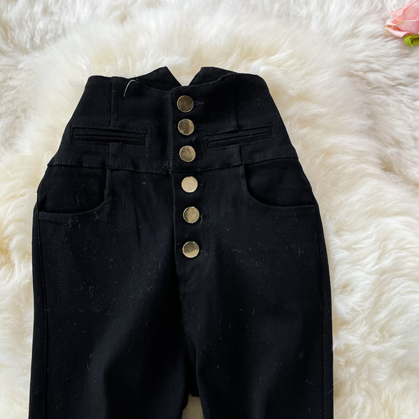 Moodsad kõrge vöökoha ja nööpidega naiste retuusid