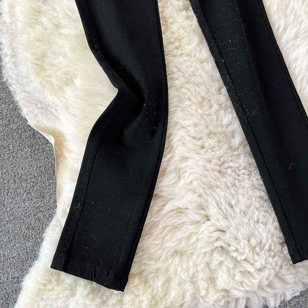 Moodsad kõrge vöökoha ja nööpidega naiste retuusid