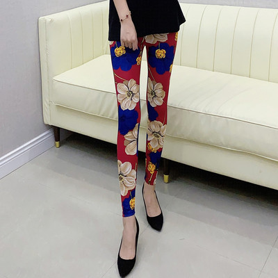 Uue mudeli lillemustriga naiste kiil