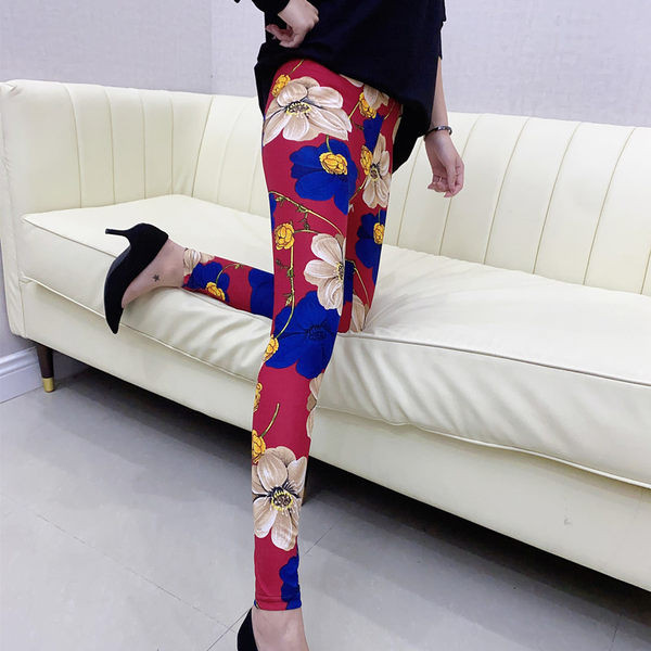 Uue mudeli lillemustriga naiste kiil