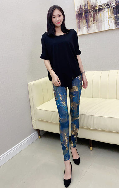 Naiste pikad mustrilise mustriga retuusid