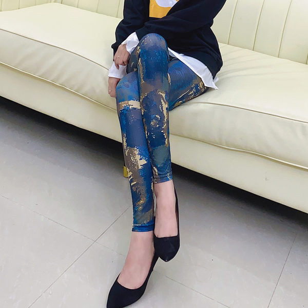 Naiste pikad mustrilise mustriga retuusid