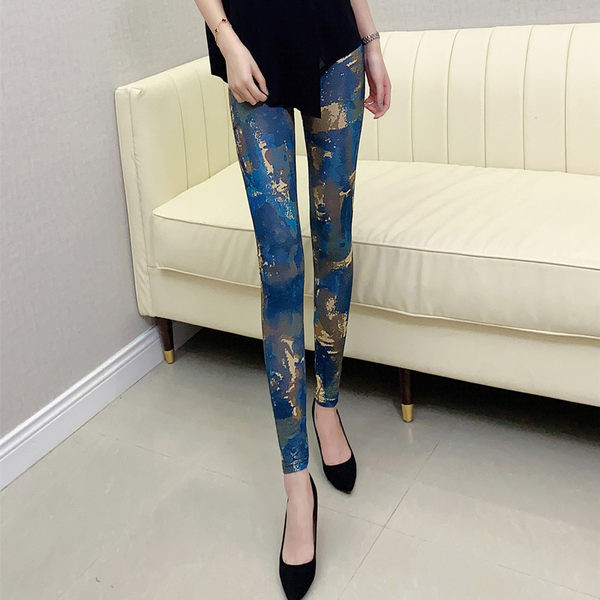 Naiste pikad mustrilise mustriga retuusid