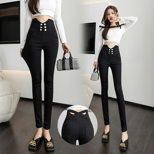 Novi model ženskih elastičnih tajica u crnoj boji