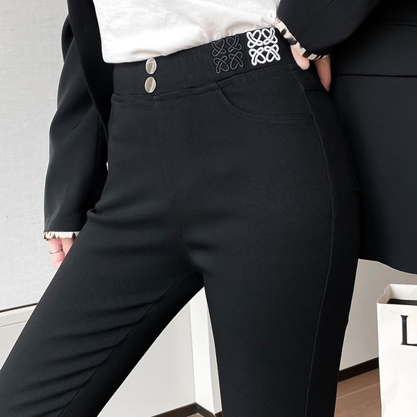 Naiste kõrge vöökoha ja nööpidega retuusid