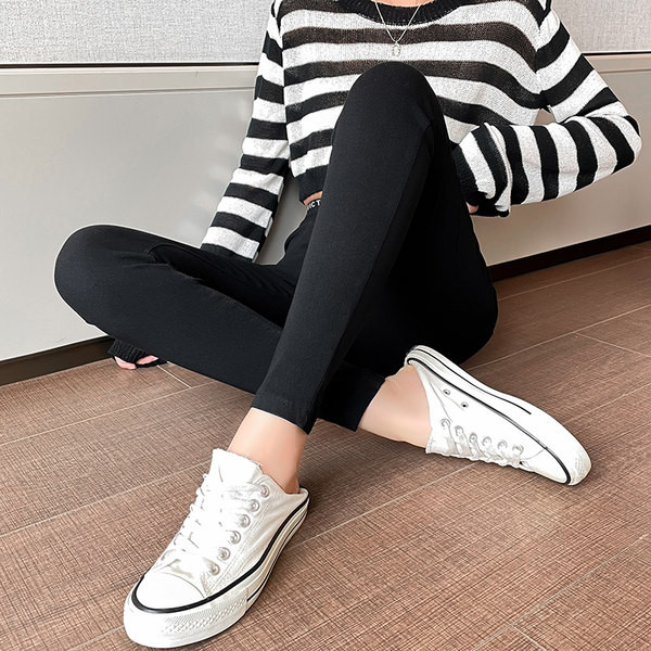 Naiste nööpidega retuusid musta värvi