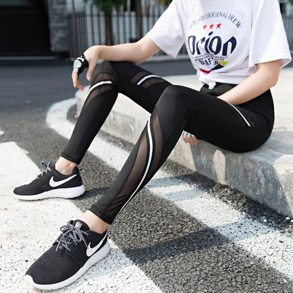 Naiste spordiretuusid kirja ja kõrge vöökohaga uus mudel