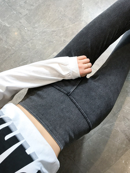 Lihtne mudel naiste retuusid kõrge vöökohaga mitmes värvitoonis