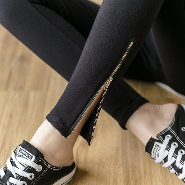 Naiste retuusid kõrge vöökohaga ja säärtel lukud