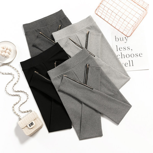 Naiste retuusid kõrge vöökohaga ja säärtel lukud