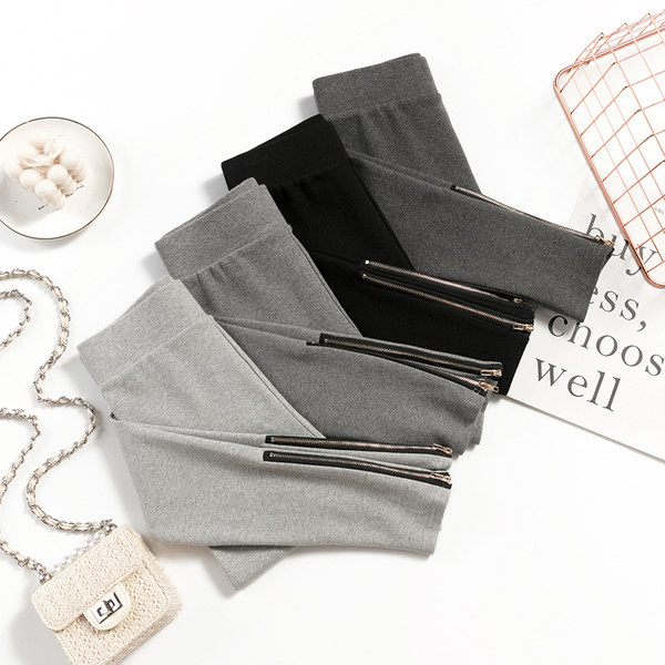 Naiste retuusid kõrge vöökohaga ja säärtel lukud