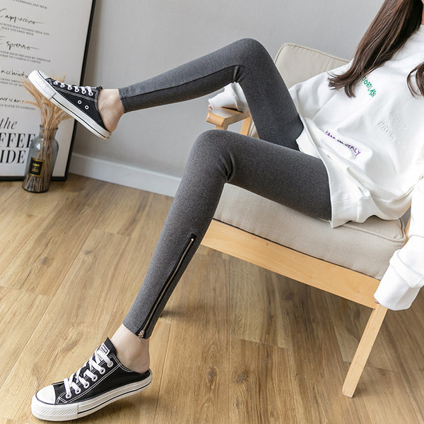 Naiste retuusid kõrge vöökohaga ja säärtel lukud