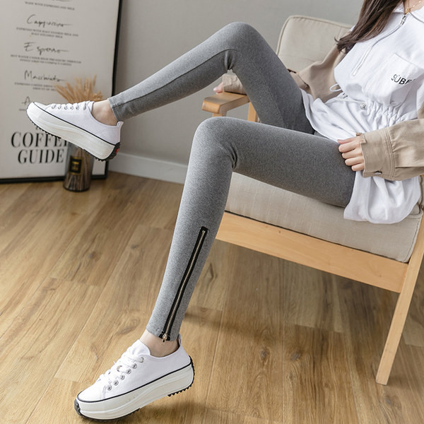 Naiste retuusid kõrge vöökohaga ja säärtel lukud