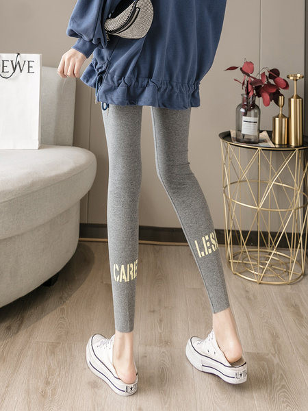 Naiste igapäevased kirjadega retuusid