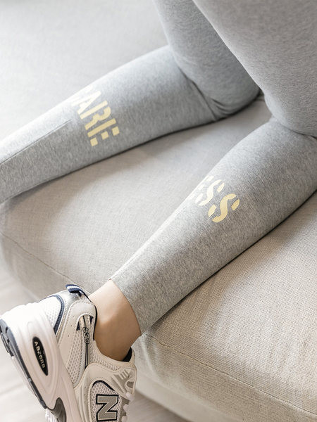 Naiste igapäevased kirjadega retuusid