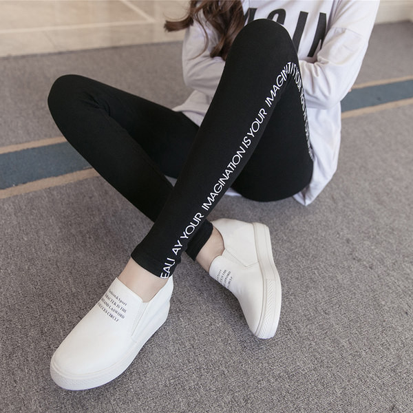 Elastsed naiste retuusid kõrge vöökoha ja kirjaga