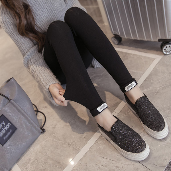 Elastsed naiste retuusid kõrge vöökoha ja kirjaga