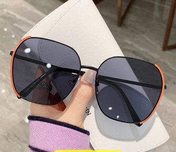 Γυναικεία γυαλιά ηλίου με λεπτό σκελετό