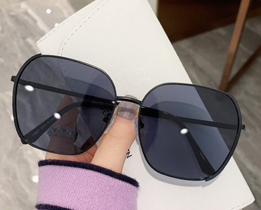 Γυναικεία γυαλιά ηλίου με λεπτό σκελετό