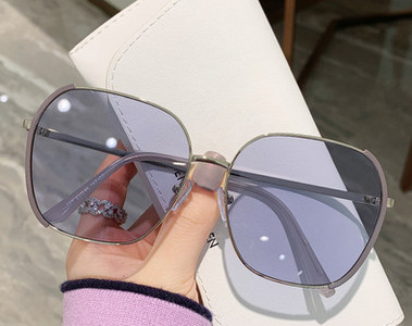 Γυναικεία γυαλιά ηλίου με λεπτό σκελετό