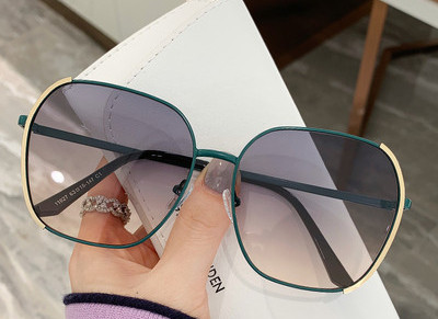 Γυναικεία γυαλιά ηλίου με λεπτό σκελετό