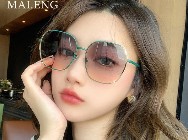 Γυναικεία γυαλιά ηλίου με λεπτό σκελετό