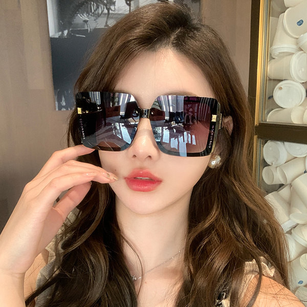 Naiste kandilised prillid mitmes värvitoonis