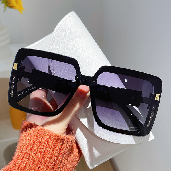 Naiste kandilised prillid mitmes värvitoonis