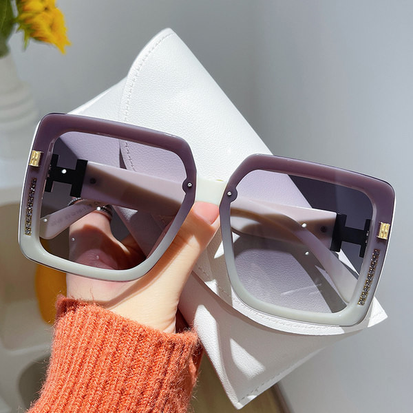 Naiste kandilised prillid mitmes värvitoonis