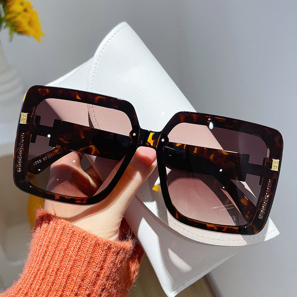 Naiste kandilised prillid mitmes värvitoonis