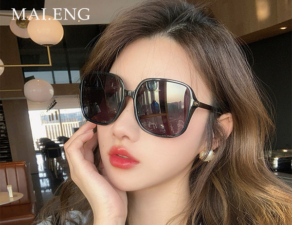 Uus ruudukujulise kujuga naiste päikeseprillide mudel