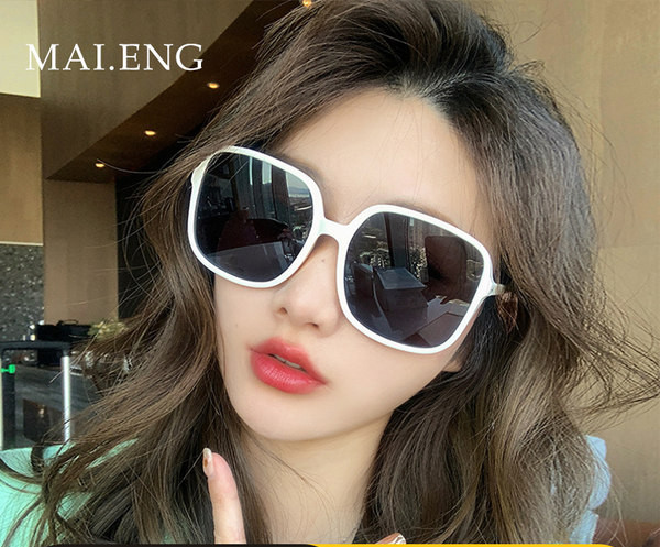 Uus ruudukujulise kujuga naiste päikeseprillide mudel