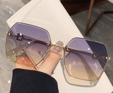 Naiste kaasaegsed UV-kaitsega prillid