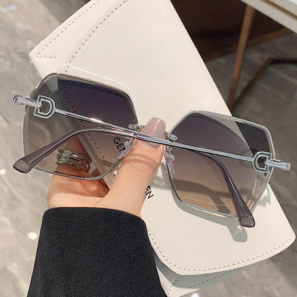 Naiste kaasaegsed UV-kaitsega prillid