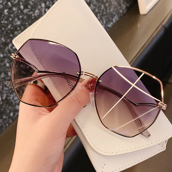 Õhukese raamiga ümarad naiste prillid